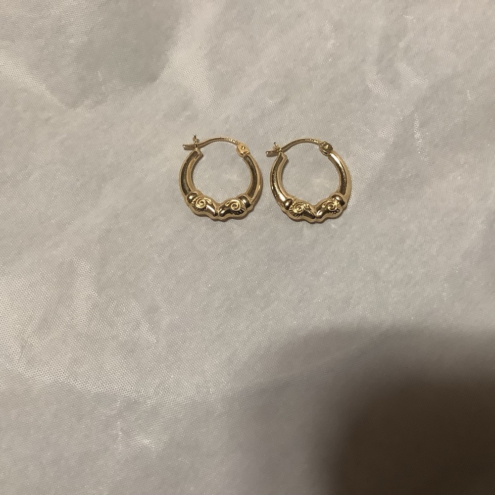 Rams head hoop earrings in 10 karat yellow gold. Weight 1.1 grams, 3/4 inch